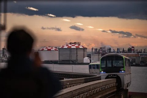 Orang-orang yang memakai masker berjalan di sekitar persimpangan Shibuya Tokyo, Jepang, Senin (29/11/2021). Penutupan pintu untuk warga negara asing ke Jepang hanya  bersifat sementara hingga
