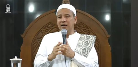 Jemaah mengambil wudhu sebelum Salat Jumat di Masjid At-Tin, Jakarta, Jumat (13/08/2021). Pengurus Masjid At-Tin melakukan pembatasan jumlah jamaah secara terbatas yakni 25 persen dari total