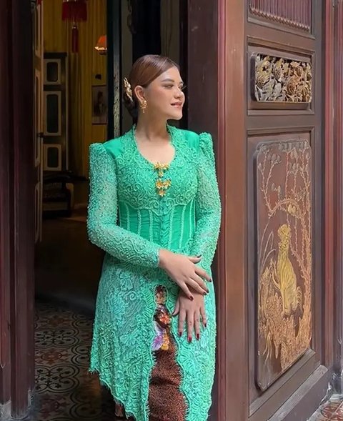 Kahiyang Ayu berkebaya warna tosca (Instagram/ayangkahiiyang)
