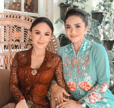 Kahiyang Ayu berkebaya warna tosca (Instagram/ayangkahiiyang)