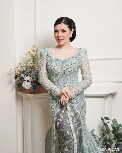 Kahiyang Ayu berkebaya warna tosca (Instagram/ayangkahiiyang)