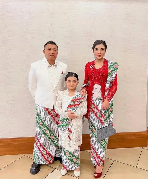 Arsy anak Ashanty dan Anang Hermansyah menawan dengan kebaya kutubaru putih yang dilengkapi kain dan selendang batik senada. [@queenarsy]]