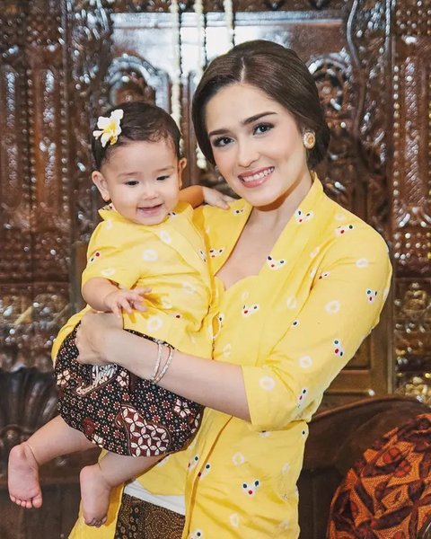 Arsy anak Ashanty dan Anang Hermansyah menawan dengan kebaya kutubaru putih yang dilengkapi kain dan selendang batik senada. [@queenarsy]]