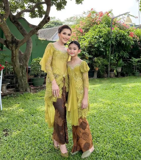 Arsy anak Ashanty dan Anang Hermansyah menawan dengan kebaya kutubaru putih yang dilengkapi kain dan selendang batik senada. [@queenarsy]]