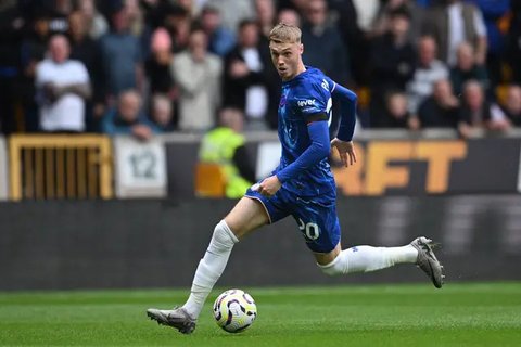 Pemain Chelsea,Cole Palmer, melakukan selebrasi setelah mencetak gol ke gawang Brighton pada laga pekan keenam Liga Inggris 2024/2025. Bermain di Stamford Bridge, The Blues menang dengan skor