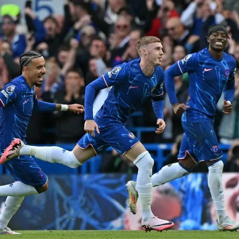 Pemain Chelsea,Cole Palmer, melakukan selebrasi setelah mencetak gol ke gawang Brighton pada laga pekan keenam Liga Inggris 2024/2025. Bermain di Stamford Bridge, The Blues menang dengan skor