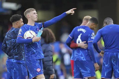 Pemain Chelsea,Cole Palmer, melakukan selebrasi setelah mencetak gol ke gawang Brighton pada laga pekan keenam Liga Inggris 2024/2025. Bermain di Stamford Bridge, The Blues menang dengan skor