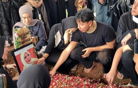 Sonny Septian menulis pesan perpisahan untuk ibunda, Wati Siregar yang meninggal dunia di Jawa Barat, 29 September 2024. Ia curhat kangen ibunda. (Foto: Dok. Instagram @sonnyseptian)