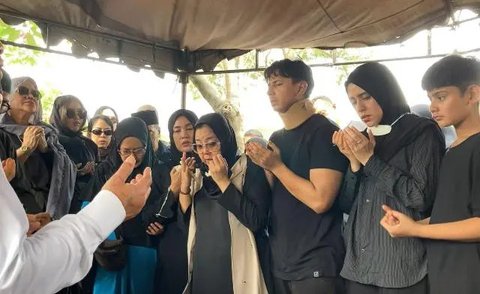 Sonny Septian menulis pesan perpisahan untuk ibunda, Wati Siregar yang meninggal dunia di Jawa Barat, 29 September 2024. Ia curhat kangen ibunda. (Foto: Dok. Instagram @sonnyseptian)