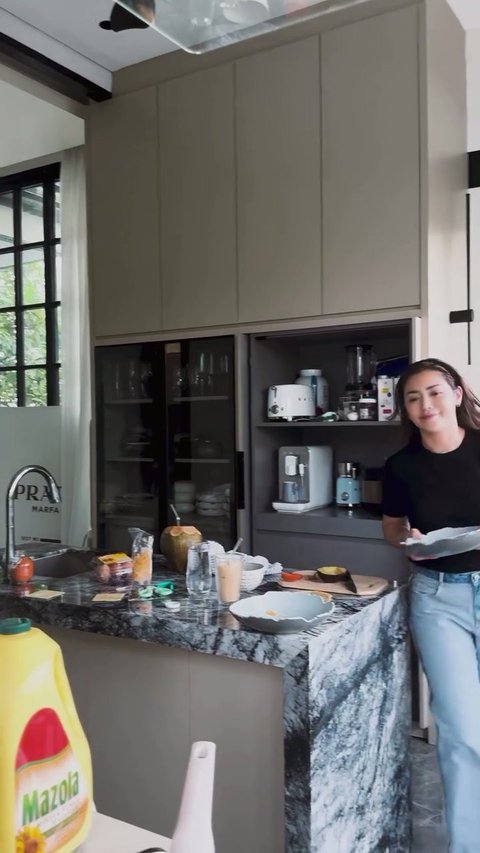 7 Potret Dapur Rumah Jessica Iskandar yang Bergaya Modern dengan Konsep Open Space, Dilengkapi Jendela Lebar