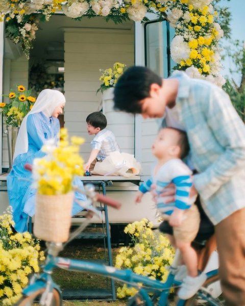 Namun, dalam salah satu postingan di Instagram, Rey Mbayang berbagi cerita tentang lika-liku yang pasti ada dalam rumah tangga mereka.<br>