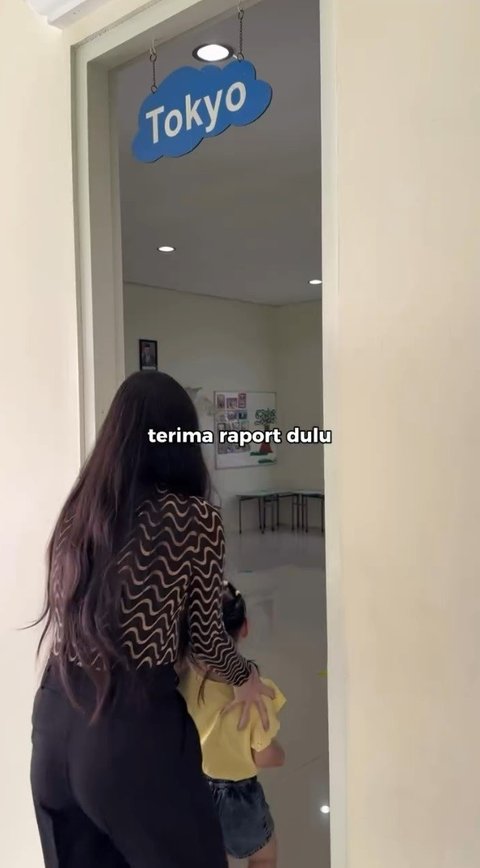 Nella menemani Gendhis saat menerima rapor dari sekolahnya. Semangat, Gendhis! Setelah ini, kamu pasti naik tingkat!<br>