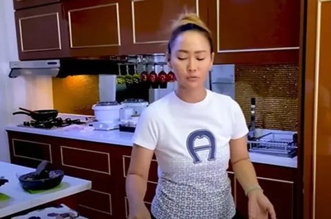 Potret dapur Luna Maya (Sumber: Youtube/Atta Halilintar)