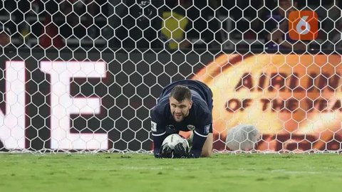 Kiper Timnas Indonesia, Maarten Paes, saat melawan Australia pada laga kedua Grup C Kualifikasi Piala Dunia 2026 Zona Asia di Stadion Utama Gelora Bung Karno (SUGBK), Jakarta Pus