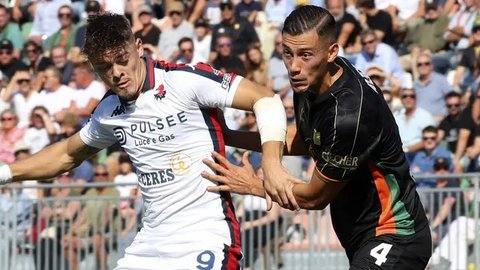 Jay Idzes beraksi saat Venezia bertandang ke markas AS Roma dalam laga Serie A 2024/2025, Minggu (29/10/2024). (Instagram/jayidzes).