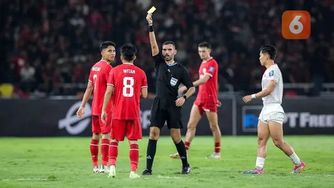 Pemain Timnas Indonesia, Ragnar Oratmangoen, berebut bola dengan pemain Australia, Harry Soutar, pada laga kedua Grup C Kualifikasi Piala Dunia 2026 Zona Asia di Stadion Utama Gelora