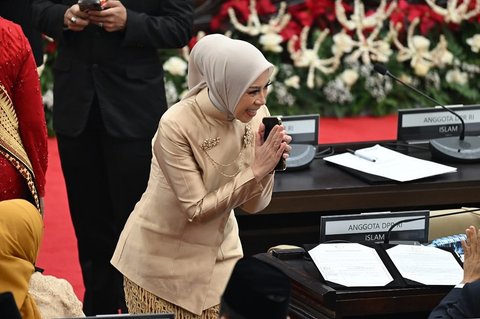 Jadi Anggota DPR, Melly Goeslaw Dapat Karangan Bunga Ucapan Selamat dari 'Gong Yoo - Shah Rukh Khan'