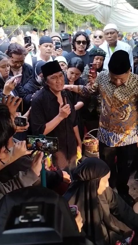 Ikang Fawzi di pemakaman Marissa Haque.