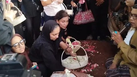 Ikang Fawzi di pemakaman Marissa Haque.