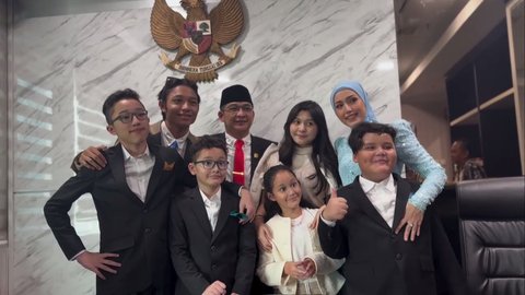 7 Potret Anak-Anak Pasha Ungu di Pelantikan sang Ayah Jadi Anggota DPR, Buah Hati dari Okie Agustina Juga Hadir