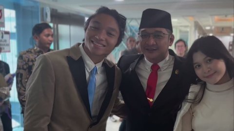 7 Potret Anak-Anak Pasha Ungu di Pelantikan sang Ayah Jadi Anggota DPR, Buah Hati dari Okie Agustina Juga Hadir