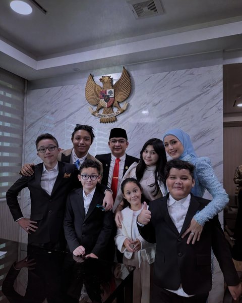 7 Potret Anak-Anak Pasha Ungu di Pelantikan sang Ayah Jadi Anggota DPR, Buah Hati dari Okie Agustina Juga Hadir