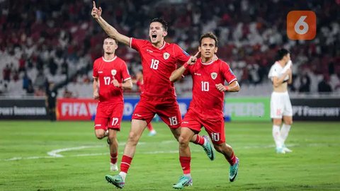 Dua pemain Timnas Indonesia, Justin Hubner (kiri) dan Rizky Ridho berbaris merayakan kemenangan 1-0 atas Vietnam di hadapan para suporter setelah berakhirnya laga Grup F kualifikasi Piala