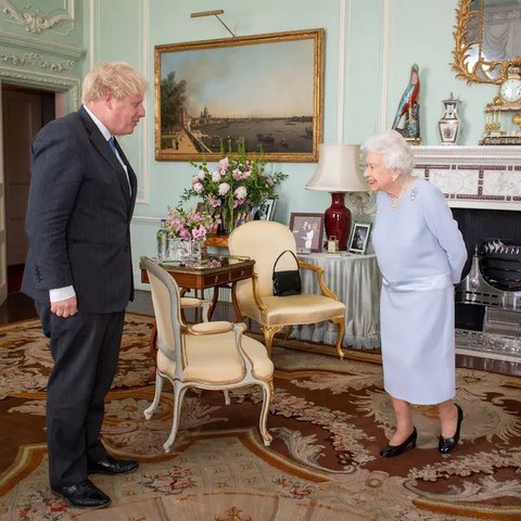 Ratu Elizabeth II mengepit erat tas tangan hitamnya saat menerima kunjungan PM Inggris Boris Johnson di kediamannya. (dok. Instagram @theroyalfamily/https://www.instagram.com/p/B0TasptnU30/Di