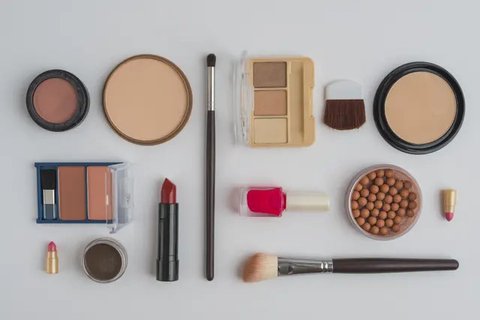 Saat memoles wajah dengan makeup, perhatikan kandungan makeup agar wajah terhindar dari kilap minyak. (Foto: Freepik/freepik)