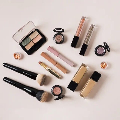 Saat memoles wajah dengan makeup, perhatikan kandungan makeup agar wajah terhindar dari kilap minyak. (Foto: Freepik/freepik)