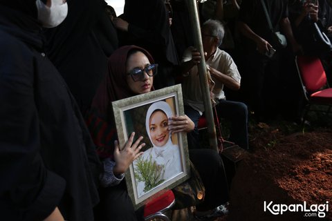 8 Foto Chiki Fawzi Putri Marissa Haque Menyampaikan Harapan Ibu yang Belum Terpenuhi, Mengungkapkan Tanda Sebelum Kepergian