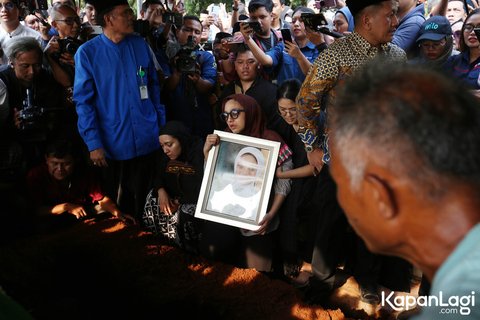 8 Foto Chiki Fawzi Putri Marissa Haque Menyampaikan Harapan Ibu yang Belum Terpenuhi, Mengungkapkan Tanda Sebelum Kepergian