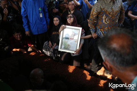 8 Foto Chiki Fawzi Putri Marissa Haque Menyampaikan Harapan Ibu yang Belum Terpenuhi, Mengungkapkan Tanda Sebelum Kepergian