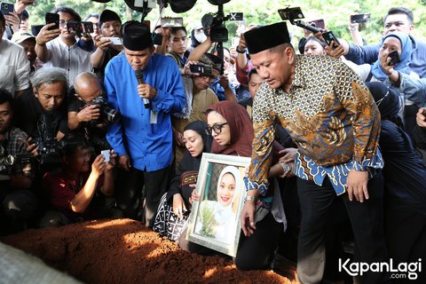 8 Foto Chiki Fawzi Putri Marissa Haque Menyampaikan Harapan Ibu yang Belum Terpenuhi, Mengungkapkan Tanda Sebelum Kepergian