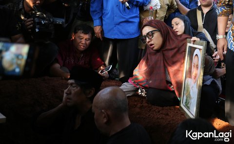 8 Foto Chiki Fawzi Putri Marissa Haque Menyampaikan Harapan Ibu yang Belum Terpenuhi, Mengungkapkan Tanda Sebelum Kepergian