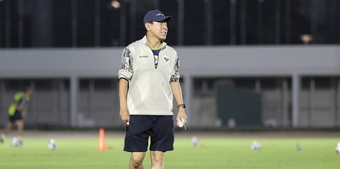 Kelakuan Bapak-Bapak Shin Tae-yong Usai Nonton JDT: Foto Pecah dan Blur Tetap Diupload di Instagram