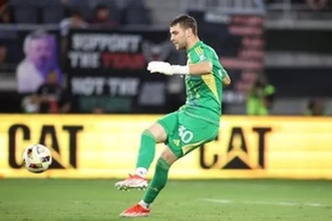Kiper Timnas Indonesia, Maarten Paes, saat melawan Australia pada laga kedua Grup C Kualifikasi Piala Dunia 2026 Zona Asia di Stadion Utama Gelora Bung Karno (SUGBK), Jakarta Pus