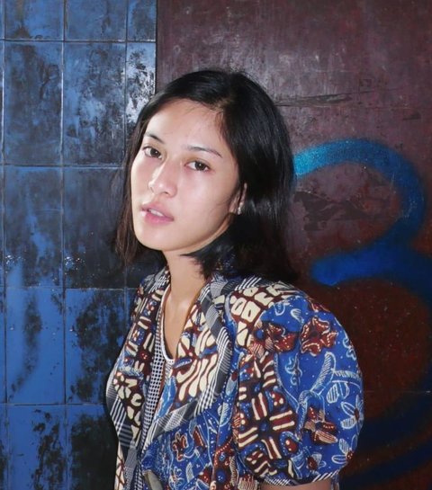 Dian Sastrowardoyo memancarkan kecantikan naturalnya sejak dulu, mengenakan pakaian batik tradisional berwarna biru dengan motif khas yang anggun.<br>