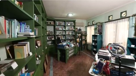 Salah satu ruangan yang paling menarik perhatian adalah perpustakaan, tempat di mana Marissa sering menghabiskan waktunya.<br>