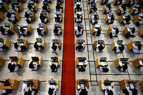 Peserta tes seleksi CPNS Kemenkumham saat pengecekan keabsahan administrasi di gedung BKN, Jakarta, Senin (11/9). Pada 2017, tercatat 1.116.138 pelamar CPNS mendaftar di lingkungan Kemenkumha