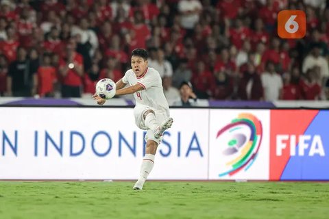 Pemain Timnas Indonesia, Wahyu Prasetyo (kiri) mengumpan bola dibayangi pemain Australia, Samuel Silvera pada laga Kualifikasi Piala Dunia 2026 yang berlangsung di Stadion Utama Gelora Bung K