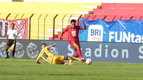 Pemain Timnas Indonesia, Wahyu Prasetyo (kiri) mengumpan bola dibayangi pemain Australia, Samuel Silvera pada laga Kualifikasi Piala Dunia 2026 yang berlangsung di Stadion Utama Gelora Bung K