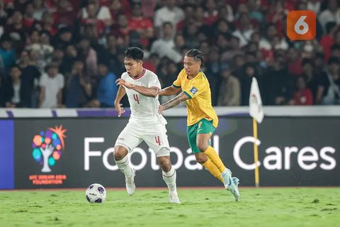 Pemain Timnas Indonesia, Wahyu Prasetyo (kiri) mengumpan bola dibayangi pemain Australia, Samuel Silvera pada laga Kualifikasi Piala Dunia 2026 yang berlangsung di Stadion Utama Gelora Bung K
