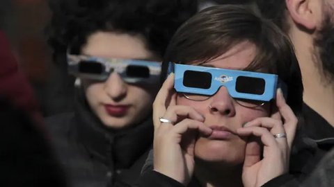 Ketika itu terjadi, bulan akan menutup matahari pada siang hari sehingga menutupi cahaya yang sampai ke bumi. (STRINGER/AFP)