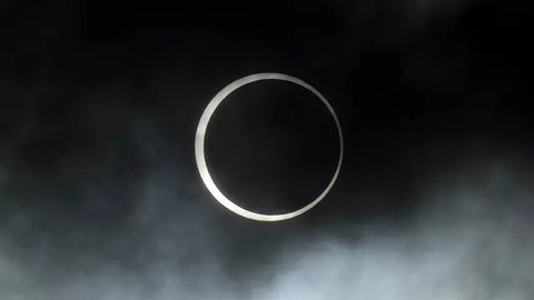 Bulan melintas di depan matahari selama gerhana matahari total di Puerto San Julian, provinsi Santa Cruz, Argentina, pada tanggal 2 Oktober 2024. (Juan MABROMATA/AFP)