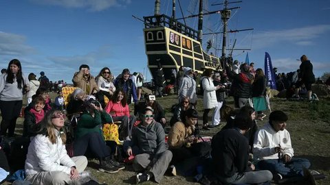 Fenomena astronomi ini terjadi saat bulan berada sedikit lebih jauh dari bumi dibandingkan saat Gerhana Matahari Total, sehingga bulan tidak sepenuhnya menutupi cakram matahari. (Juan MABROMATA/AFP)