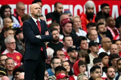Ekspresi Erik Ten Hag setelah MU dikalahkan Newcastle United 0-2 dalam pertandingan pekan ke-29 Liga Inggris 2022/2023 yang berlangsung di St. James Park, Minggu (2/4/2023) WIB. (AFP/Oli S