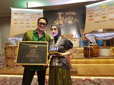 Influencer dokter Reza Gladys, Dipl. AAAM dan dr. Attaubah Mufid menang kategori Brand Skincare and Aesthetic Clinic 2024 di Gala Awards Superbrands. (Foto: Dok. Instagram @rezagladys)