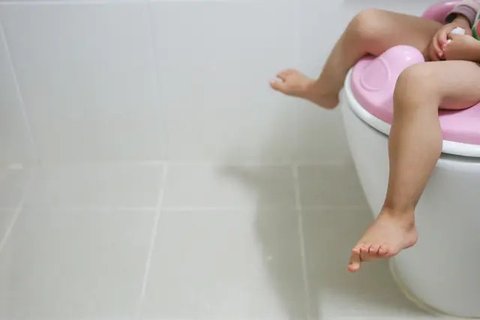 Anak belajar buang air kecil di toilet agar tak mengompol (iStock)
