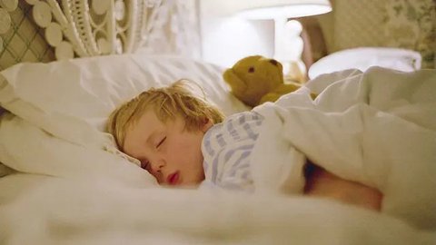 Anak belajar buang air kecil di toilet agar tak mengompol (iStock)